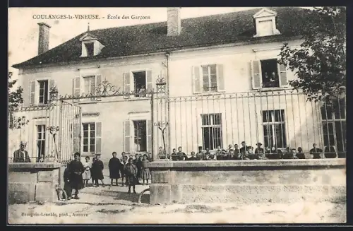 AK Coulanges-la-Vineuse, École des Garcons, vue de la facade et des élèves devant le bâtiment