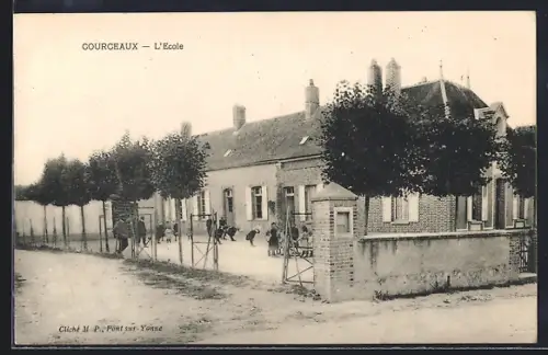 AK Courceaux, L`École et la cour avec des enfants jouant