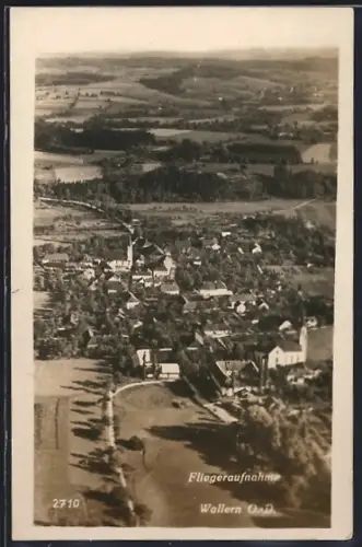 AK Wallern /O. D., Totalansicht mit Strasse vom Flugzeug aus