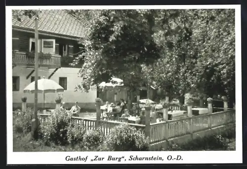 AK Scharnstein /O.-D., Gasthof Zur Burg, Gebäude u. Gartenansicht mit Gästen
