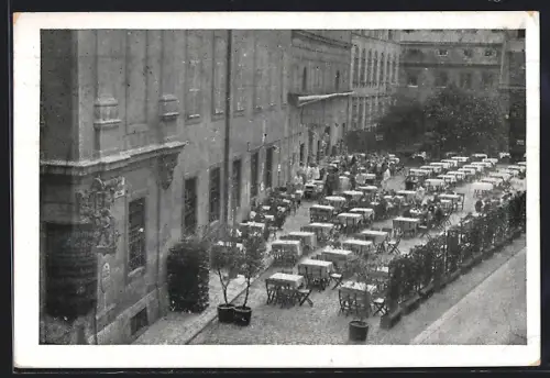AK Wien, Gasthaus Klosterneuburger Keller, Renngasse 10, Garten Wächtergasse mit Gästen und Kellnern aus der Vogelschau