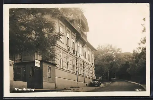 AK Wien, Grinzing, Reichsluftschutzbund-Gebäude mit Strasse, -Beflaggung