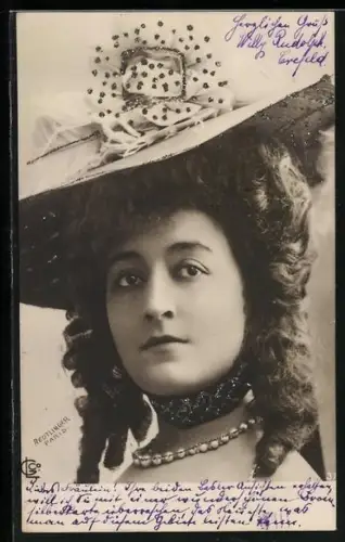 Glitzer-Perl-AK Junge Dame mit Hut und Perlenkette