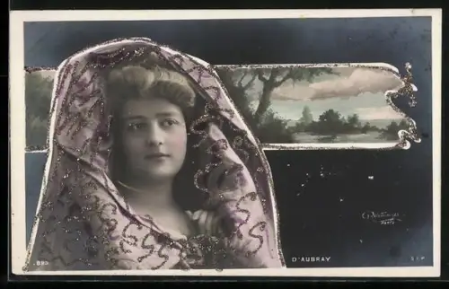 Glitzer-Perl-AK Hübsche Dame vor idyllischer Landschaft