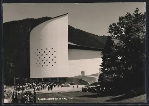 AK Erl /Tirol, Passionsspielhaus mit Besuchern