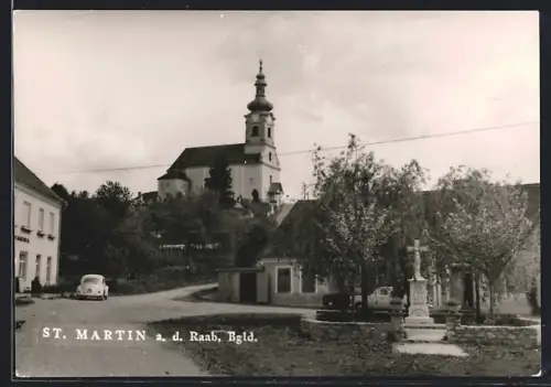 AK St. Martin a. d. Raab, Ortspartie mit Denkmal und Kirche, VW-Käfer
