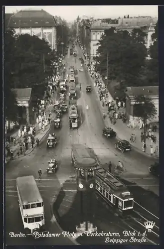 AK Berlin-Tiergarten, Blick auf den Potsdamer Platz m. Verkehrsturm i. d. Leipziger Strasse, Strassenbahn