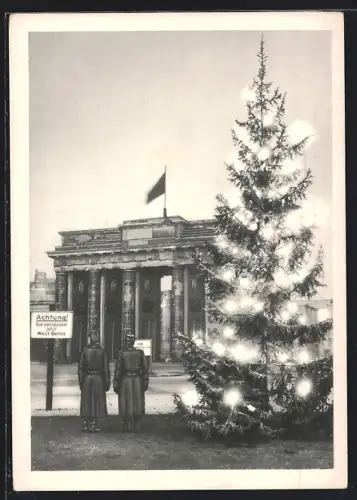 AK Berlin, Brandenburger Tor, Polizisten vor einem Weihnachtsbaum am Grenzstreifen, Teilung Berlins