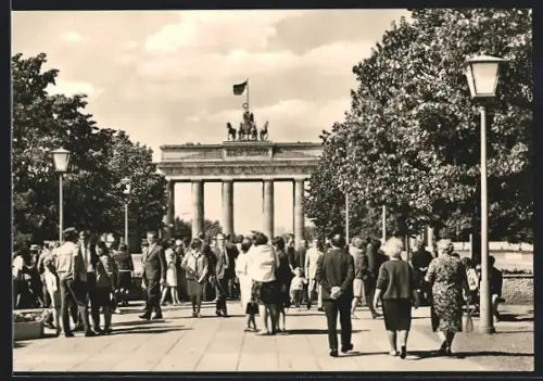 AK Berlin, Menschenmenge vor dem Brandenburger Tor
