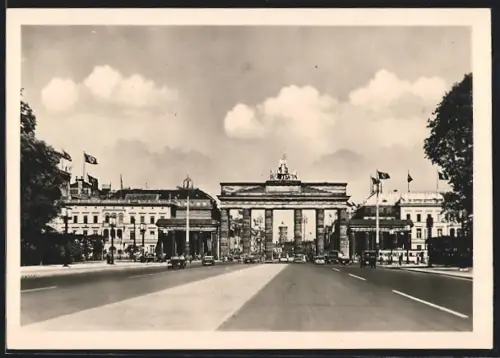 AK Berlin, Brandenburger Tor, Autos auf 4-spuriger Strasse