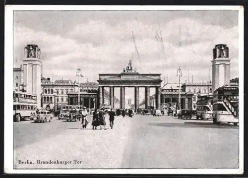 AK Berlin, Reger Grossstadtverkehr vor dem Brandenburger Tor