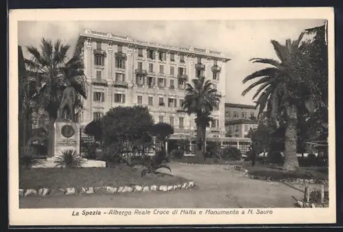 AK La Spezia, Albergo Reale Croce di Malta e Monumento a N. Sauro