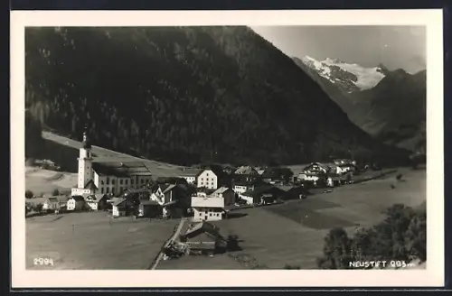 AK Neustift im Stubai, Ortsansicht mit Berglandschaft