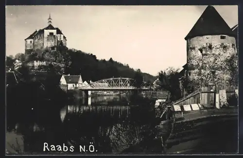 Foto-AK Raabs /N.-Ö., Uferpartie mit Schloss und Brücke