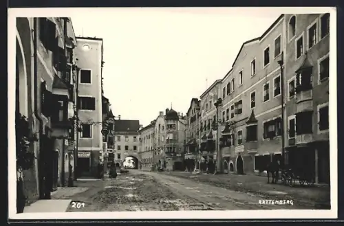 AK Rattenberg, Strassenpartie mit Reparatur Werkstatt und Torbogen