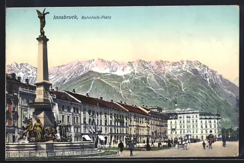 AK Innsbruck, Bahnhofs-Platz mit Denkmal und Passanten