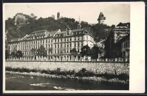 Foto-AK Graz, Uferpartie mit Hotel