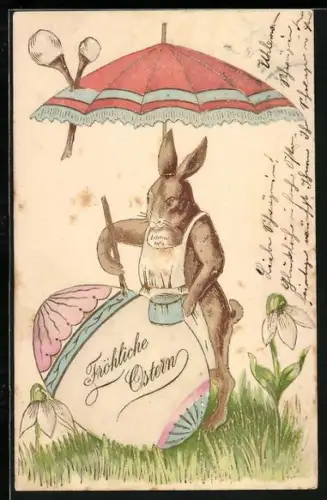 Präge-AK Osterhase bemalt ein riesiges Ei unter einem Schirm