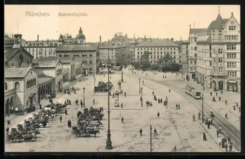 AK München, Strassenbahn auf dem Bahnhofsplatz