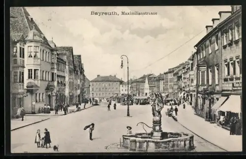 AK Bayreuth, Die Maximilianstrasse mit Brunnen
