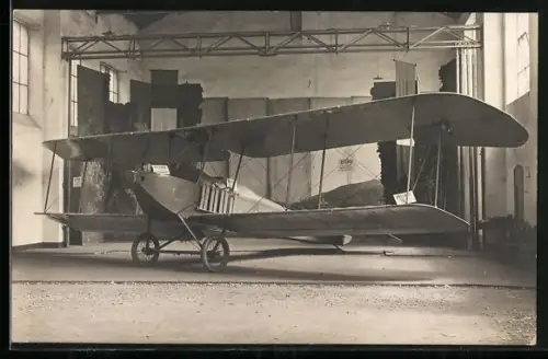 AK Flugzeug in einer Halle