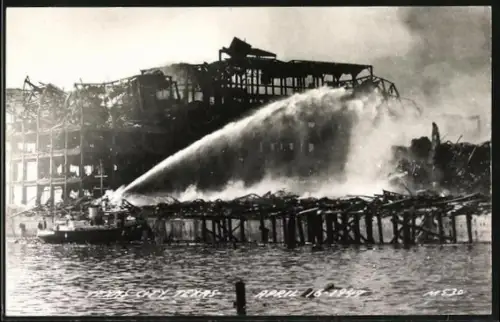 AK Texas City, TX, Löscharbeiten vom Wasser aus