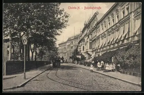 AK Cüstrin-N., Partie in der Bahnhofstrasse mit Strassenbahn
