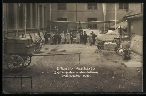 AK München, Bayr. Kriegsbeute-Ausstellung 1916, Soldaten vor einem Flugzeug