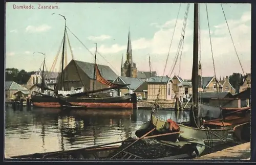AK Damkade, Zaandam, Hafenpartie mit angelegten Segelbooten und Blick auf Kirche