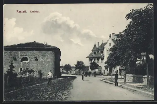 AK Rastatt, Passanten am Rheintor