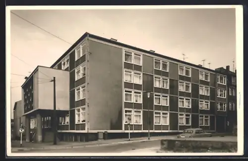 Foto-AK Essen /Ruhr, Gebäude in der Jägerstrasse mit Auto