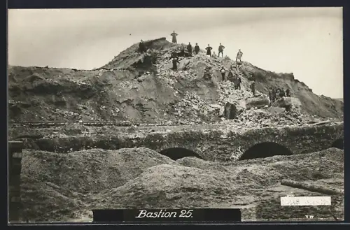Foto-AK Rastatt, Aufhebung der Festung Rastatt 1890, Gruppenbild bei den Abbrucharbeiten