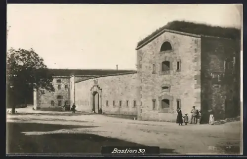 Foto-AK Rastatt, Bastion 30, Strassenpartie mit Passanten
