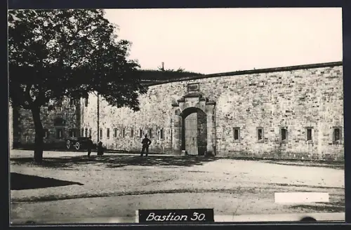 Foto-AK Rastatt, Bastion 30, Soldat in Uniform vor dem Eingang