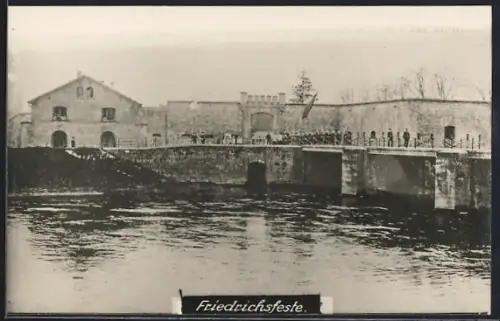Foto-AK Rastatt, Soldaten vor der Friedrichsfeste