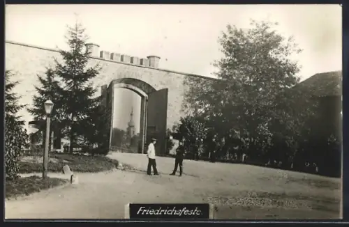 Foto-AK Rastatt, Soldaten in Uniformen vor der Friedrichsfeste