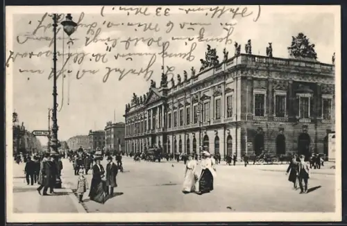 AK Berlin, Zeughaus mit belebter Strasse