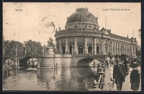 AK Berlin, Kaiser Friedrich-Museum mit Brücke und belebter Uferpromenade