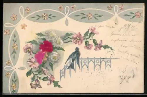 Stoff-Präge-AK Strauss mit Rosen, geprägte Blumenornamente, Schwalbe auf einem Geländer