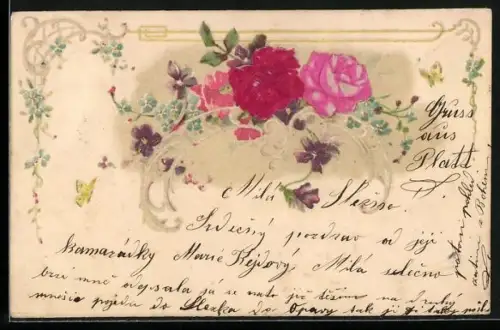 Stoff-Präge-AK Rosen mit Vergissmeinnicht, geprägter Ornament-Rahmen, Schmetterling