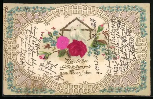 Stoff-Präge-AK Taubenpaar mit Rosen u. Vergissmeinnicht, geprägtes Ornament, Neujahrsgruss
