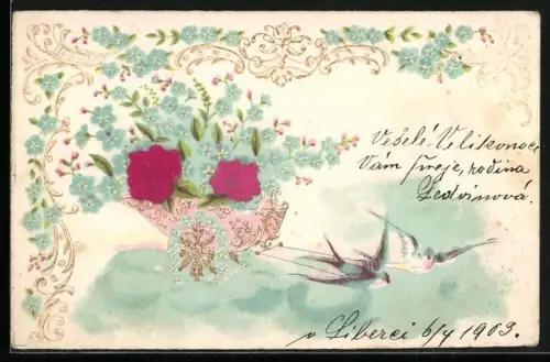 Stoff-Präge-AK Rosen u. Vergissmeinnicht im Schwalben-Wagen, geprägter Ornament-Rahmen