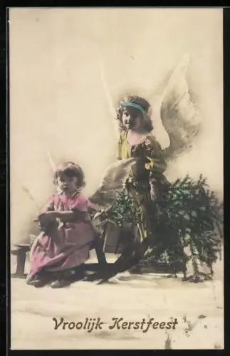 AK Zwei Weihnachtsengel mit Tannenzweigen und Schlitten, Vroolijk Kerstfeest