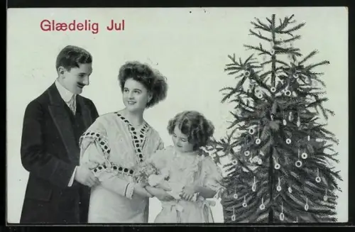 AK Familie mit Kind neben einem geschmückten Weihnachtsbaum, Glaedelig Jul