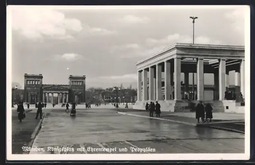 AK München, Ehrentempel und Propyläen mit Königsplatz