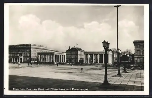 AK München, Braunes Haus mit Führerhaus und Ehrentempel