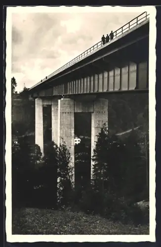 AK Weyarn, Spaziergänger auf der Mangfallbrücke