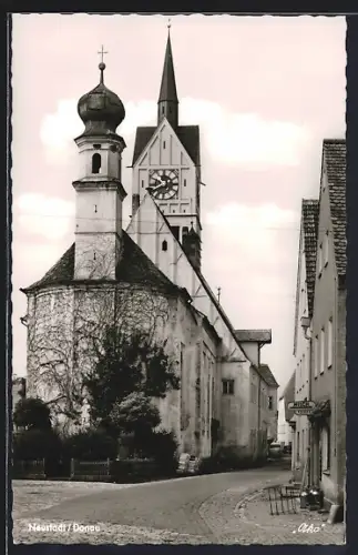 AK Neustadt /Donau, Strassenpartie an der Kirche