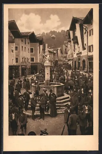 AK Berchtesgaden, Marktplatz mit Brunnen, Trachtenträger am Brunnen