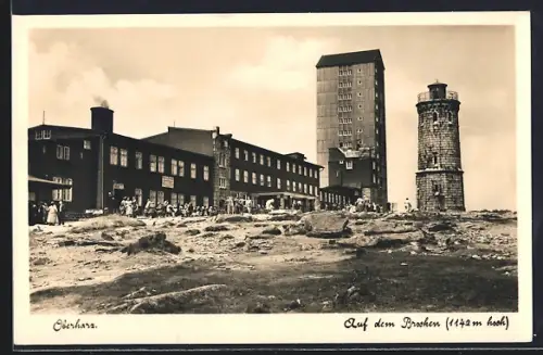 AK Brocken /Harz, Hotel mit Besuchern und Turmgebäude